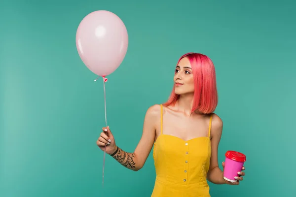 Mujer Joven Con Pelo Teñido Rosa Sosteniendo Taza Papel Mirando — Foto de Stock