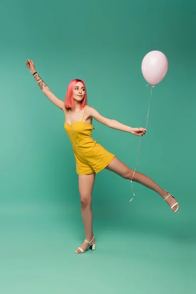 Pełna Długość Uśmiechnięta Młoda Kobieta Różowymi Farbowanymi Włosami Trzymając Balon — Zdjęcie stockowe