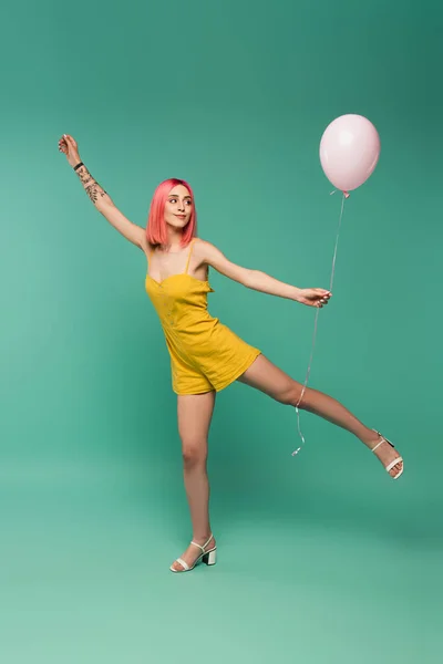 Longitud Completa Joven Sonriente Con Pelo Teñido Rosa Sosteniendo Globo — Foto de Stock