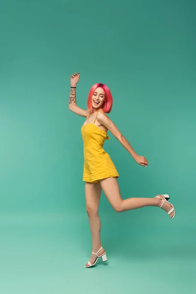 Pełna Długość Uśmiechnięta Młoda Kobieta Różowymi Farbowanymi Włosami Romper Jumping — Zdjęcie stockowe