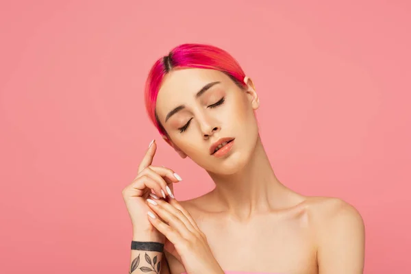 閉じられた目 カラフルな髪とピンクに隔離された裸の肩を持つ入れ墨の若い女性 — ストック写真