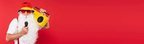 Babbo Natale Occhiali Sole Possesso Boombox Microfono Isolato Rosso Banner — Foto Stock