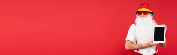 全景圣诞爪 戴着太阳镜 手持红色横幅隔离的数码平板电脑 — 图库照片