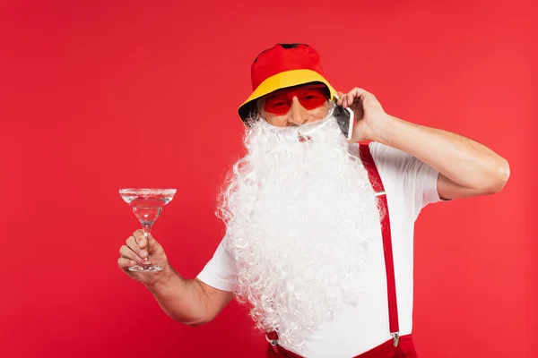 Weihnachtsmann Mit Sonnenbrille Spricht Auf Smartphone Und Hält Cocktail Isoliert — Stockfoto