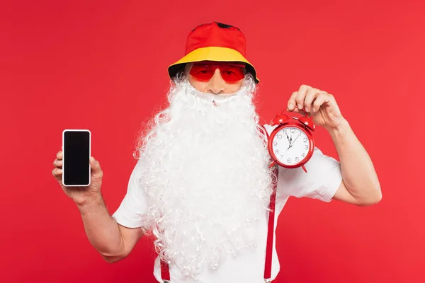 Papai Noel Óculos Sol Segurando Despertador Smartphone Isolado Vermelho — Fotografia de Stock