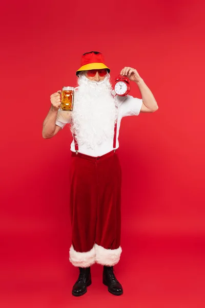 Santa Claus Panama Gafas Sol Sosteniendo Vaso Cerveza Despertador Sobre — Foto de Stock