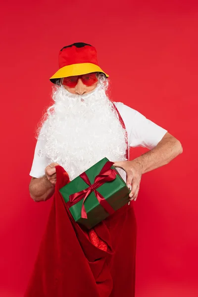 Papai Noel Panamá Óculos Sol Colocando Presente Com Arco Saco — Fotografia de Stock