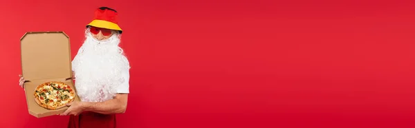 Kerstman Zonnebril Met Heerlijke Pizza Doos Geïsoleerd Rood Banner — Stockfoto