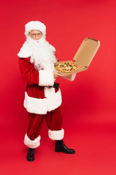 Santa Claus Kostýmu Brýle Drží Pizzu Krabici Červeném Pozadí — Stock fotografie