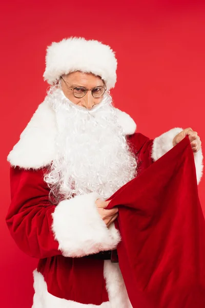 Père Noël Dans Les Lunettes Vue Regardant Caméra Tenant Sac — Photo