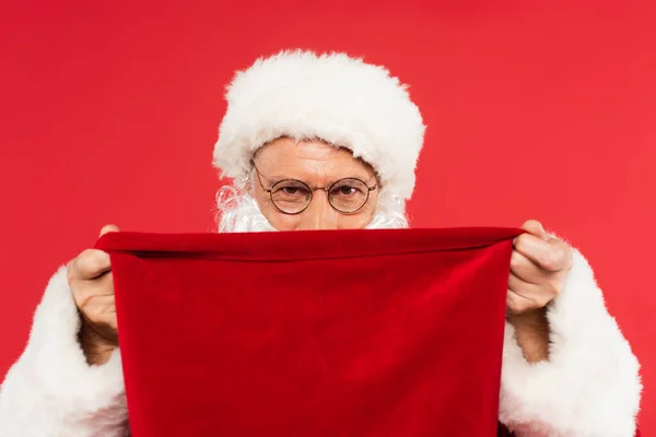 Babbo Natale Occhiali Che Coprono Viso Con Sacco Isolato Rosso — Foto Stock