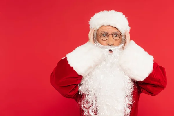 Babbo Natale Stupito Guardando Fotocamera Isolata Sul Rosso — Foto Stock