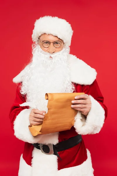 Santa Claus Escritura Vestuario Sobre Papel Aislado Rojo — Foto de Stock