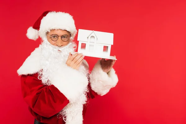 Santa Claus Holding House Modell Elszigetelt Piros — Stock Fotó