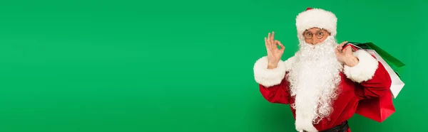 Papai Noel Barbudo Com Sacos Compras Mostrando Gesto Isolado Verde — Fotografia de Stock