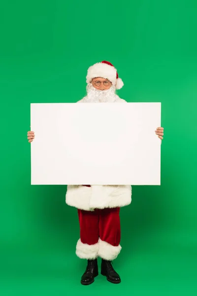 Santa Claus Eyeglasses Holding Empty Placard Green Background — Stock Photo, Image