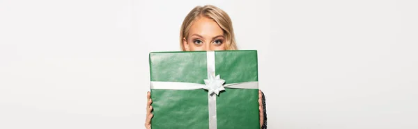 Блондинка Затемнює Обличчя Зеленою Подарунковою Коробкою Дивиться Камеру Ізольовано Білому — стокове фото