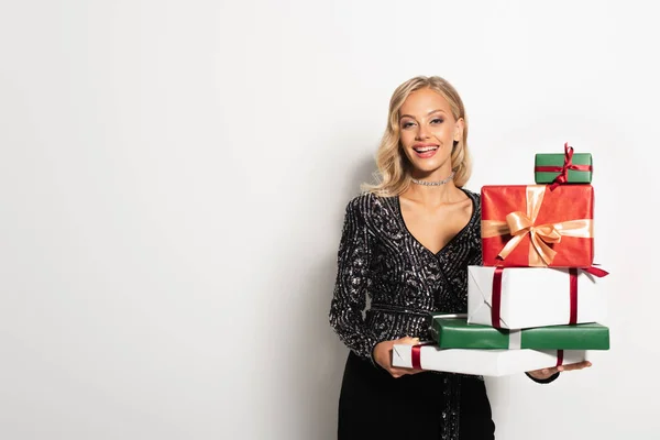 Glimlachende Vrouw Elegante Glanzende Blouse Met Verschillende Geschenkdozen Wit — Stockfoto