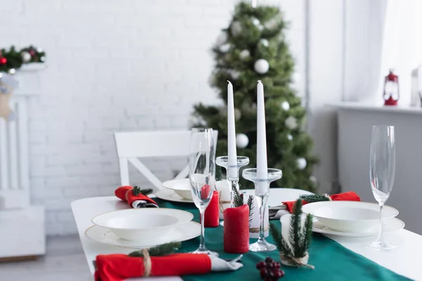 餐桌在圣诞树旁 背景模糊 用作喜庆的晚餐 — 图库照片