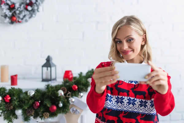 Mujer Alegre Suéter Elegante Tomar Selfie Teléfono Inteligente Cerca Borrosa — Foto de Stock