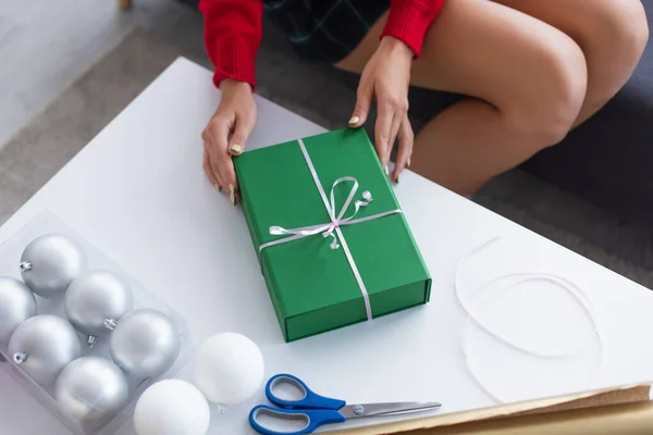 Teilansicht Einer Frau Der Nähe Von Grünem Geschenkkarton Weihnachtskugeln Und — Stockfoto