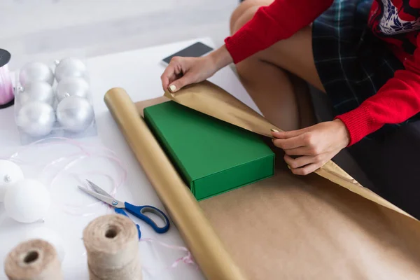 Kivágott Kilátás Csomagolás Ajándék Doboz Közelében Bobbins Zsineg Elmosódott Karácsonyi — Stock Fotó