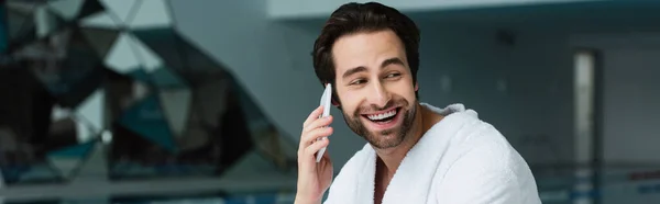 Glimlachende Man Badjas Aan Het Praten Smartphone Spa Centrum Banner — Stockfoto