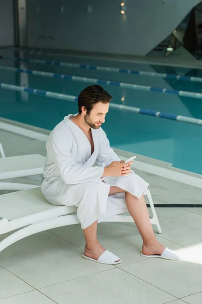 Young Man Using Cellphone Deck Chair Swimming Pool Spa Center — Stock Photo, Image