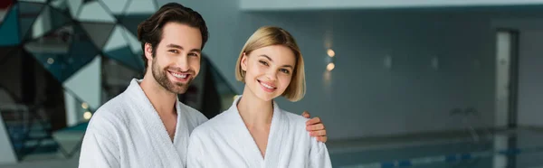 Fröhlicher Mann Bademantel Umarmt Freundin Wellness Center Banner — Stockfoto