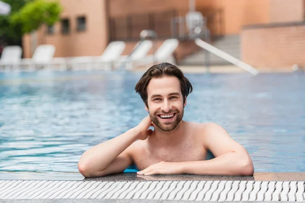 Νεαρός Άνδρας Χαμογελά Στην Κάμερα Στο Νερό Της Πισίνας — Φωτογραφία Αρχείου