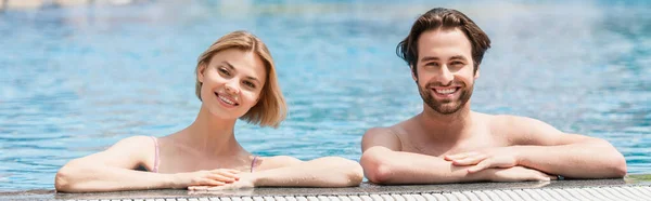 Casal Sorridente Olhando Para Câmera Piscina Banner — Fotografia de Stock