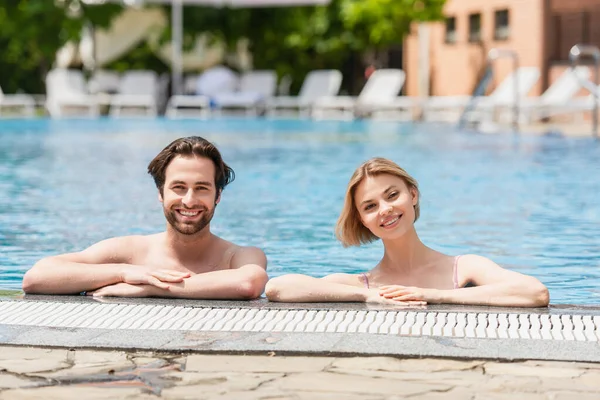 Young Couple Smiling Camera Swimming Pool Weekend — Stock Photo, Image