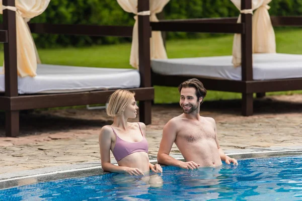 Homem Feliz Olhando Para Namorada Maiô Piscina Durante Férias — Fotografia de Stock