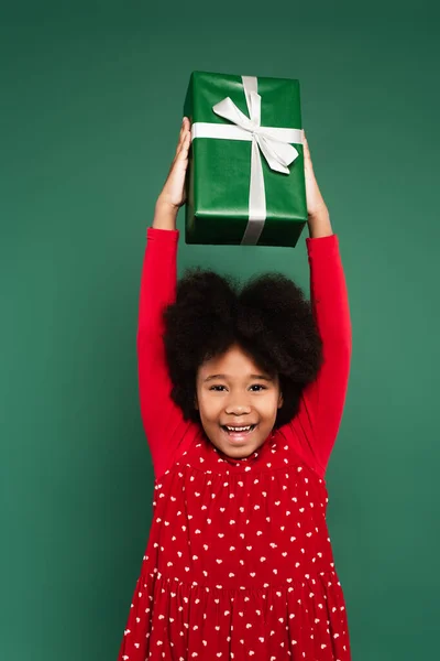 Позитивная Африканская Американка Держит Подарочную Коробку Изолированную Зеленом — стоковое фото