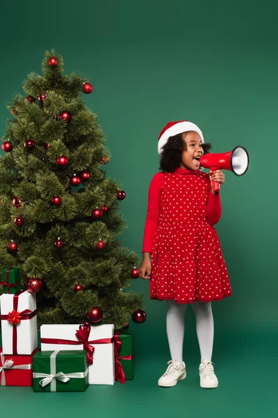 African American Girl Santa Hat Talking Loudspeaker Christmas Tree Presents — Stock Photo, Image