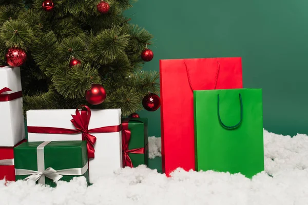 Presents Shopping Bags Decorative Snow Christmas Tree Green Background — Stock Photo, Image