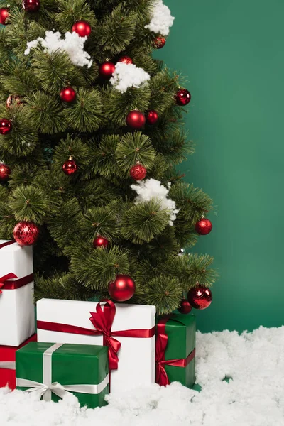 Regalos Cerca Árbol Navidad Nieve Decorativa Sobre Fondo Verde — Foto de Stock