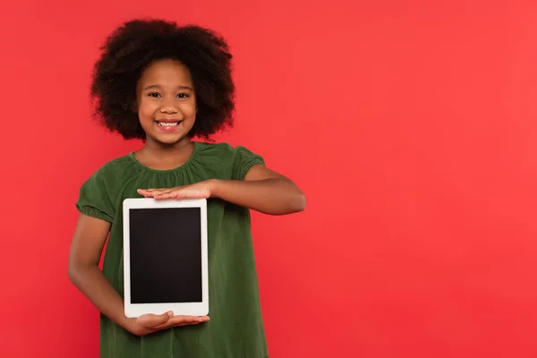 Positiva Ragazza Afroamericana Abito Con Tablet Digitale Con Schermo Bianco — Foto Stock