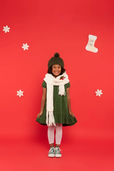 Alegre Niño Afroamericano Sombrero Bufanda Con Muérdago Pie Cerca Decoración — Foto de Stock