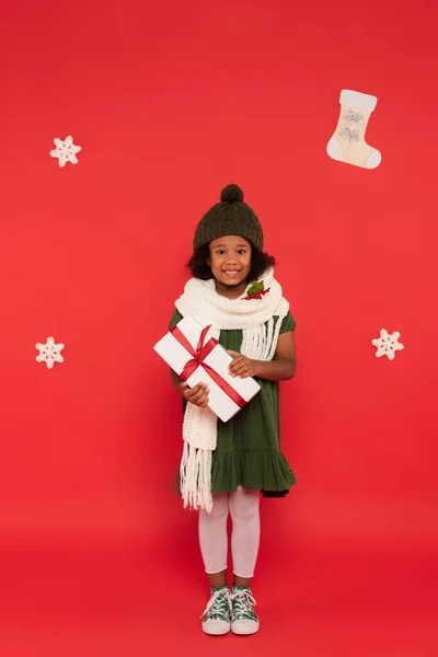 Счастливая Африканская Американка Трикотажной Шляпе Шарфе Омелой Держащей Подарок Возле — стоковое фото