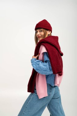 Güzel genç bir kadın, aktif bir poz verirken şık sonbahar kıyafetini sergiliyor..