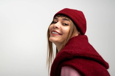 Neşeli genç kadın zarif sonbahar katmanları içinde neşeli pozlar veriyor, sıcaklık ve mutluluk saçıyor..