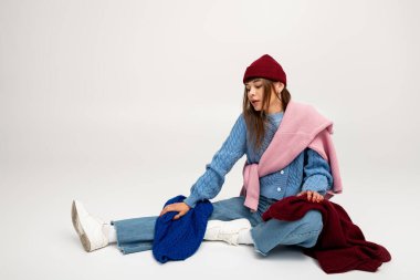 Güzel genç bir kadın aktif bir şekilde poz veriyor. Sıcak, şık bir şekilde. Sonbahar sezonunu kucaklıyor..