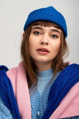 Güzel genç bir kadın rahat katmanlar içinde pozlar veriyor, mevsimsel tarzın ve sıcaklığın tadını çıkarıyor..