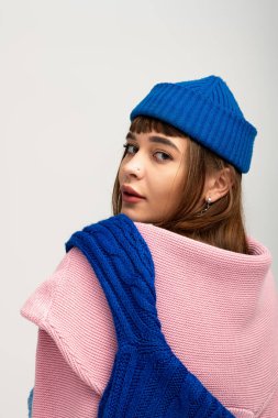 Kendine güveni tam genç bir kadın modeller, canlı giysiler, mevsimlerin cazibesini kucaklıyor..