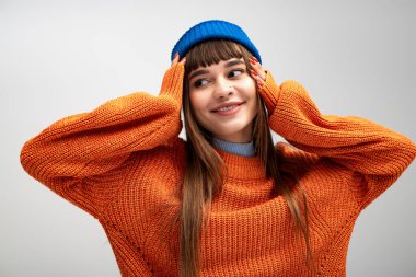 Neşeli bir yüzü olan genç bir kadın, mevsimin cazibesini kucaklayarak sıcak bir poz verir..