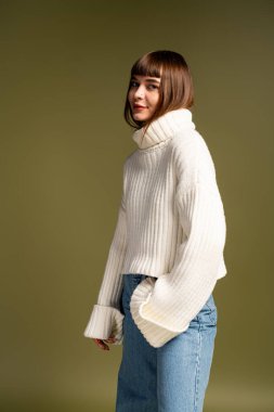 Genç bir kadın, güz mevsiminde güzelliğini sergileyerek sıcak bir şekilde poz verir..