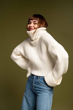 Kadınlar rahat, sıcak bir kazak ve kot pantolon içinde, özgüvenini ve çekiciliğini sergiliyor..