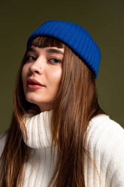 Bu güzel genç kadın, kışın şık görünüşünü sergilerken sıcaklığını ve çekiciliğini yansıtıyor..