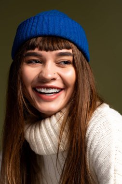 Genç bir kadın sıcak, şık giysiler içinde poz veriyor, sonbahar boyunca mutluluk saçıyor..